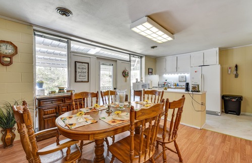 Seneca Apartamento | Seneca Abode w/ Furnished Deck < 10 Mi to Clemson!