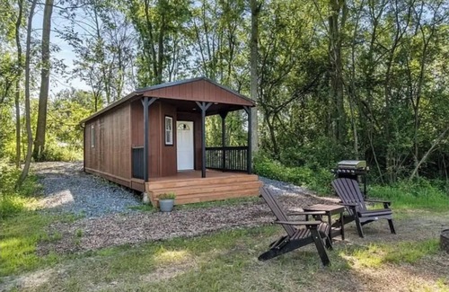 Geneva Cabina | Seneca Hideaway/Romantic Getaway Cabin/Hot Tub