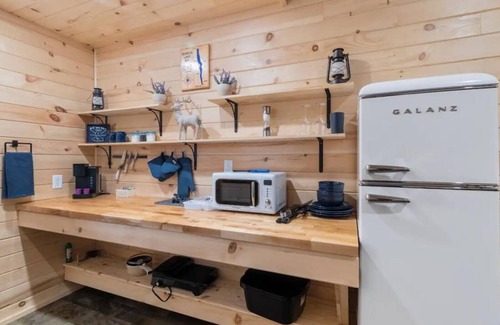 Geneva Cabina | Seneca Hideaway/Rustic Hunter’s cabin/Hot Tub