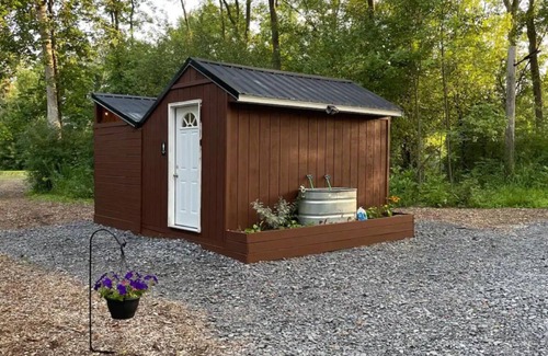 Geneva Cabina | Seneca Hideaway/Rustic Hunter’s cabin/Hot Tub