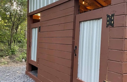 Geneva Cabina | Seneca Hideaway/Rustic Hunter’s cabin/Hot Tub