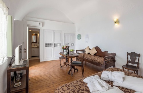 Oia Hotel | Senior Suite with Private Whirlpool & Caldera View