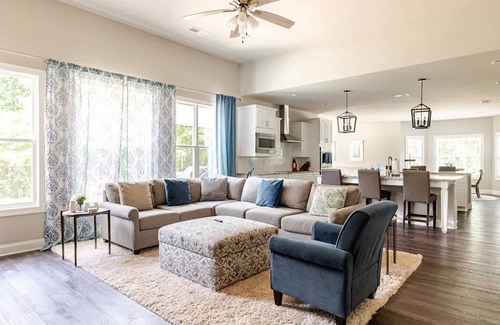 Senoia Casa | Senoia luxury Secluded Home w/ Master on Main