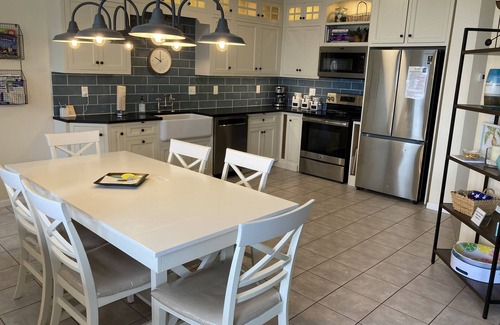 Port Clinton Casa | Sensational Lakefront Beach House - 4 bed / 3 bath w/ heated pool and hot tub
