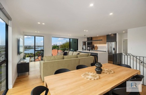 Hillsborough Casa | Sensational Seaview Home