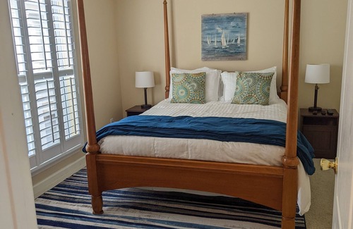 Cornelius Condominio | Sensational views of Lake Norman at the Peaceful Penthouse