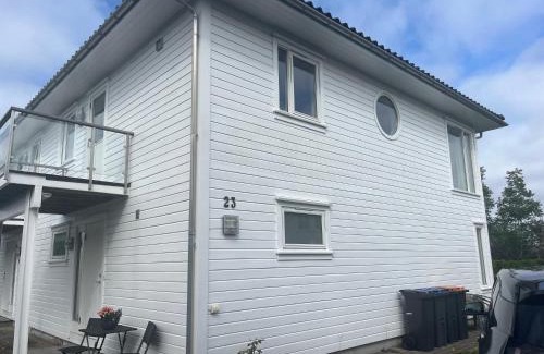Leirvik Apartamento | Sentral og romslig bolig