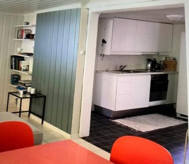 Haugesund Apartamento | Sentrumsnær kjellerleilighet, nær sykehus og høgskole, parkering