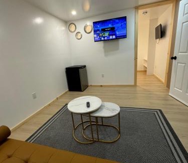 Ottawa Division Apartamento | Separate, Big living room, bedroom, and private bathroom
