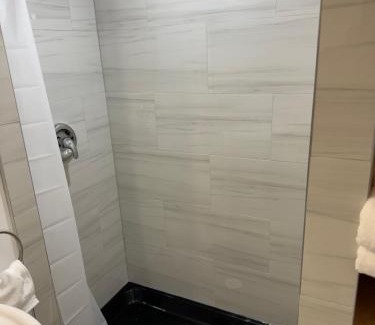 Ottawa Division Apartamento | Separate, Big living room, bedroom, and private bathroom