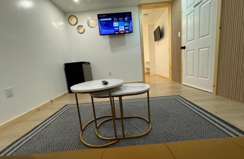Ottawa Division Apartamento | Separate, Big living room, bedroom, and private bathroom