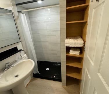 Ottawa Division Apartamento | Separate, Big living room, bedroom, and private bathroom