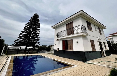 Yenisehir Apartamento | Separate Villa with Pool and Garden in Bellapais