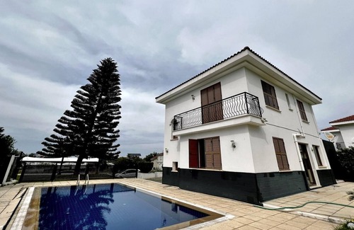 Yenisehir Apartamento | Separate Villa with Pool and Garden in Lefkosa