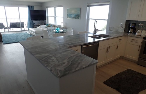 Redington Shores Condominio | Hermosa unidad de esquina frente a la playa de 2 camas / 2 baños con jacuzzi y electricidad FP.