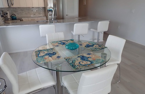 Redington Shores Condominio | Hermosa unidad de esquina frente a la playa de 2 camas / 2 baños con jacuzzi y electricidad FP.