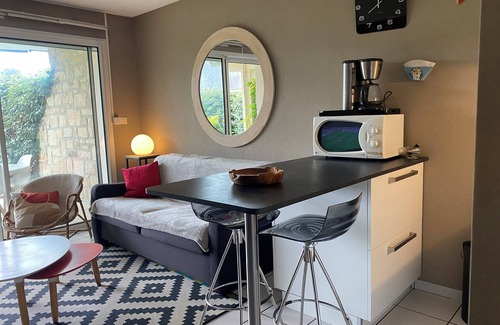 Carnac Apartamento | PLACA CARNAC - APART. T2 en la planta baja. estacionamiento. Resid. Privada. 150m de playa. Acceso wifi.
