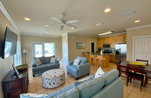 Morgantown Casa | Aug & Sept Discounted! Great Views w/ Pools, Tennis, Pickleball