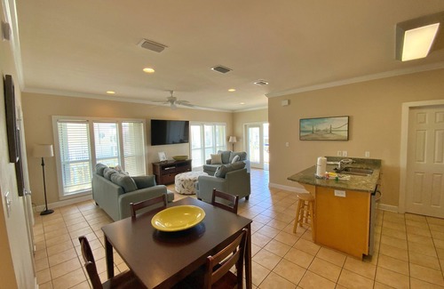 Morgantown Casa | Aug & Sept Discounted! Great Views w/ Pools, Tennis, Pickleball