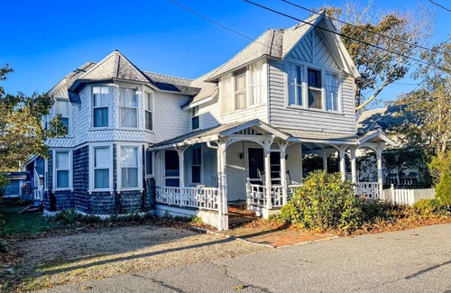 Oak Bluffs Cabaña | September 2025 Available! 6 Beds! Near Ocean Park, Inkwell, Ferry, Flying Horses