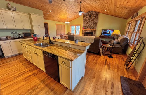 Fleetwood Cabina | September Nights-Soak in Your Private HotTub Under the Stars @WhisperingPines