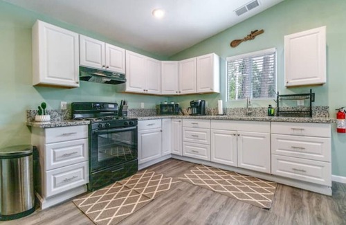 Springville Cabaña | Sequoia Blue Cottage🌳Nat'l Forest🧗 Lake 💦Mts🏔