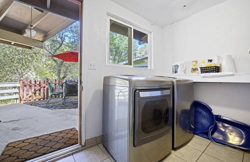 Three Rivers Casa | Sequoia House ~ 1 Mile from Park Entrance!