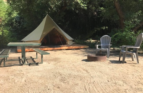 Three Rivers Alquiler De RV | Sequoia Jewel -16 Foot Bell Tent with double beds. 4.5 to Sequoia National Park.