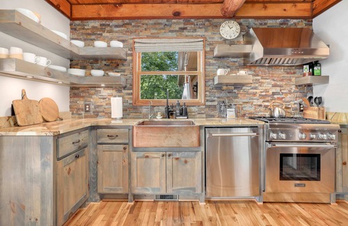 Fayetteville Casa | Sequoyah Lodge - Heated Spa Pool - 1.5 mi to DT