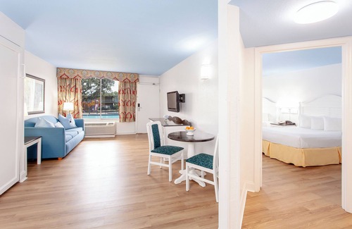 Kissimmee Hotel | Seralago Hotel and Suites Main Gate East
