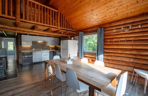 Saint-Leonard-de-Portneuf Cabina | Serene Log Getaway Near Trails w/ Outdoor Hot Tub