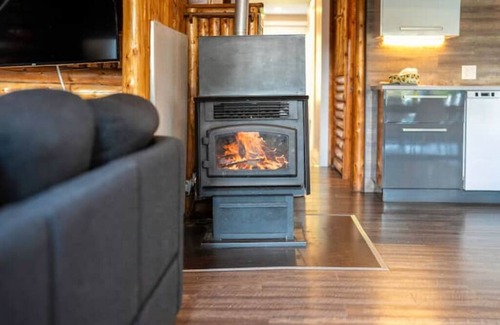 Saint-Leonard-de-Portneuf Cabina | Serene Log Getaway Near Trails w/ Outdoor Hot Tub