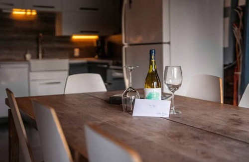 Saint-Leonard-de-Portneuf Cabina | Serene Log Getaway Near Trails w/ Outdoor Hot Tub