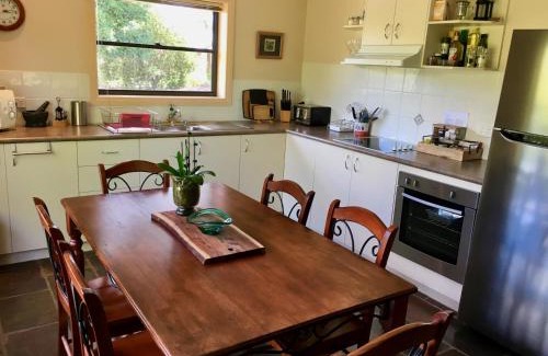 Wooragee Casa | Serena Cottages Beechworth - Your Country Getaway - 2