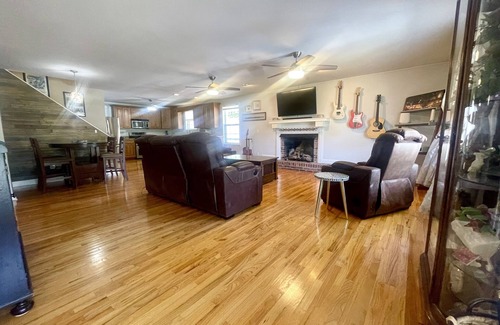 Ashland City Otro | Serendipity Farm has country charm, Just North of Nash, Sleeps 10 w/pool.