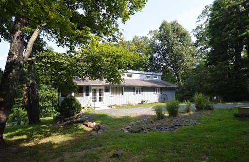 Berkeley Springs Casa | Serendipity - Hot Tub - Pet Friendly - Fire Pit - Grill - Porch - Deck - Wifi - Pool Access - Games