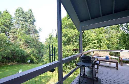 Berkeley Springs Casa | Serendipity - Hot Tub - Pet Friendly - Fire Pit - Grill - Porch - Deck - Wifi - Pool Access - Games