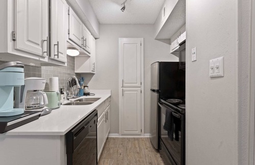 Brentwood Apartamento | Serene 1BR suite w/ fast WiFi + king bed + pool