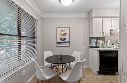 Brentwood Apartamento | Serene 1BR suite w/ fast WiFi + king bed + pool