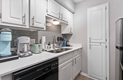 Brentwood Apartamento | Serene 1BR suite w/ fast WiFi + king bed + pool