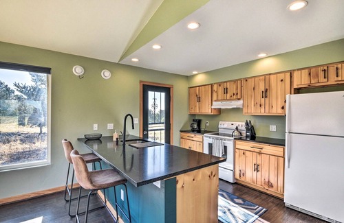 Baca Grande Cabina | Serene 2-Bed Crestone Cabin Mountain Views Modern Comforts Dog-Friendly