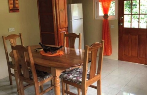 Trafalgar Apartamento | Serene 2-bedroom apartment with AC in Saint George Parish