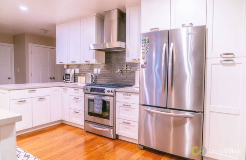 Northwood Casa | Serene 2BR Retreat, Great Views, Private Hot Tub