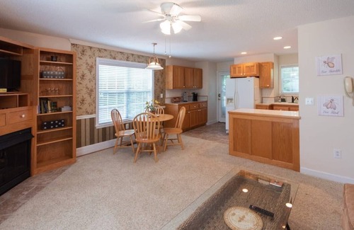 Otto Casa | Tranquil 2BR escape w/hot tub/fire pit & yoga deck