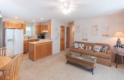 Otto Casa | Tranquil 2BR escape w/hot tub/fire pit & yoga deck