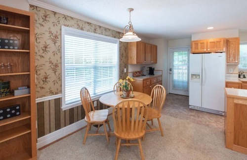 Otto Casa | Tranquil 2BR escape w/hot tub/fire pit & yoga deck