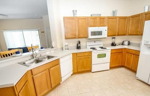 Four Corners Casa | Serene 4-Bedroom Lakeview Retreat with South-Facing Pool & Sun-Drenched Outdoor Living