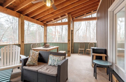 Burlington Casa | Serene 4br Country Retreat Awaits - Near Greensboro and Elon University!