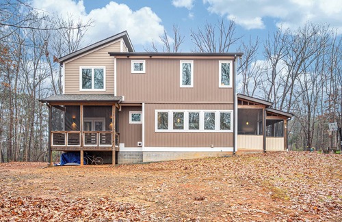 Burlington Casa | Serene 4br Country Retreat Awaits - Near Greensboro and Elon University!