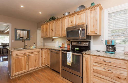 Springdale Casa | Serene and beautiful, Lakeview, outside games and kayaks, workspace
